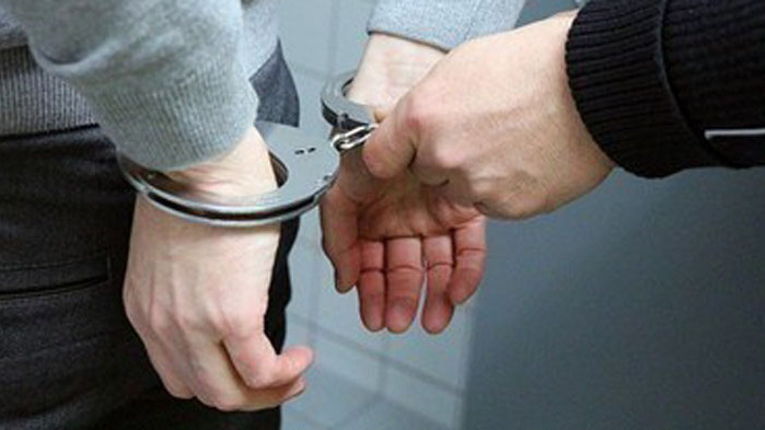 Три жени и шестима мъже задържани с дрога в Бургас