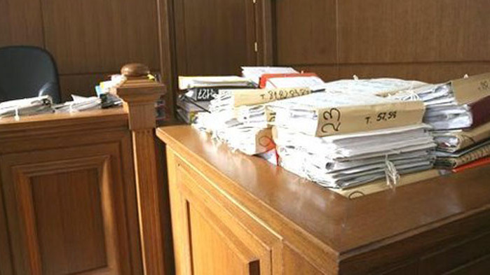 22-годишна отива на съд за кражба и противозаконно теглене на суми от банкова карта