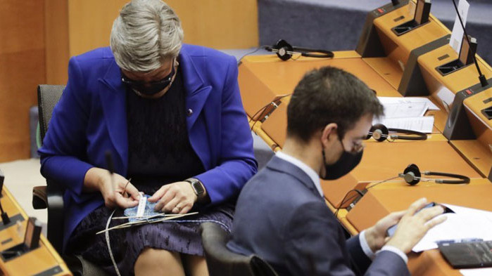 Еврокомисар плете по време на сесия на парламента в Брюксел