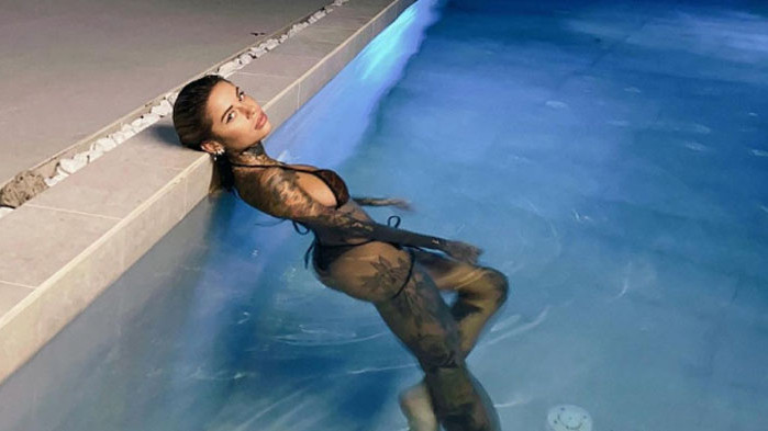 Засипаха с обиди едрогърда футболна половинка в социалните мрежи