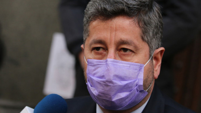 Води се война с българските избиратели в чужбина, убеден Христо Иванов