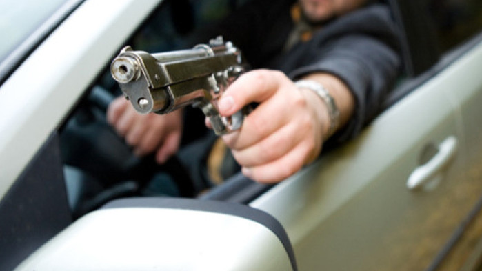 24-годишен размаха пистолет на двама младежи на пътя