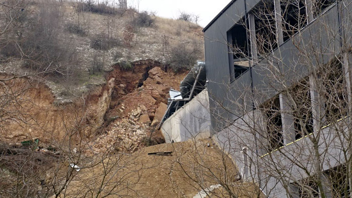 Скали се срутиха върху депото за отпадъци край Благоевград