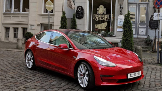Tesla намали цените на електромобилите Model 3 в Европа