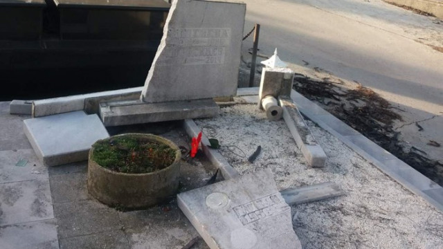 Вандали потрошиха паметници в гробищния парк в Аспарухово