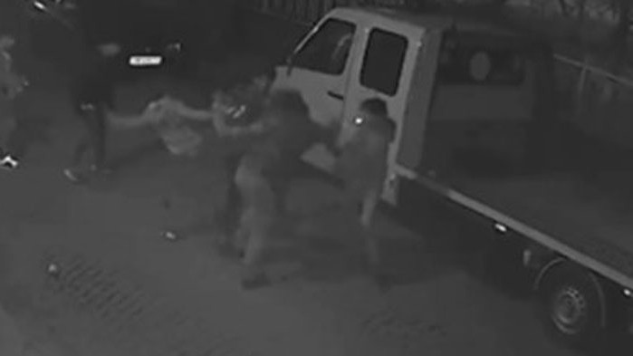 Тийнейджъри нападнаха мъж в Пловдив (ВИДЕО)