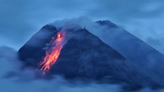 Вулканът Мерапи изригна (ВИДЕО)