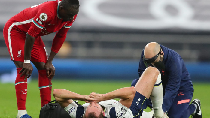 Кейн влиза в лазарета с контузии в двата глезена