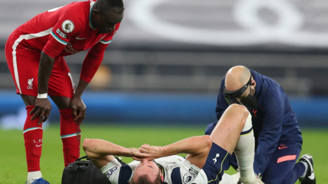 Кейн влиза в лазарета с контузии в двата глезена