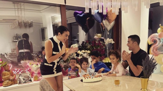 Погнаха Кристиано Роналдо и Джорджина за нарушаване на мерките срещу COVID-19