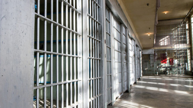 8 години затвор за рецидивист, заради кражба и нанасяне на средна телесна повреда