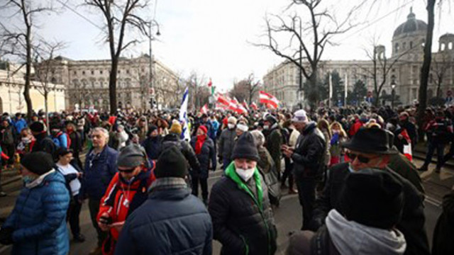"Разходка" срещу COVID във Виена завърши с арести