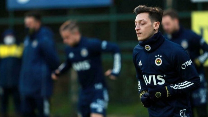 Месут Йозил дебютира с победа срещу тима на Страхил Попов