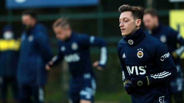 Месут Йозил дебютира с победа срещу тима на Страхил Попов