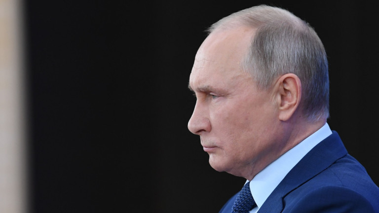 Изписаха „Путин е крадец” върху паметник на Ленин в Томск