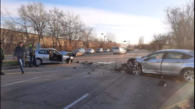 Тежка катастрофа на крайезерния път във Варна, има пострадали (СНИМКИ)