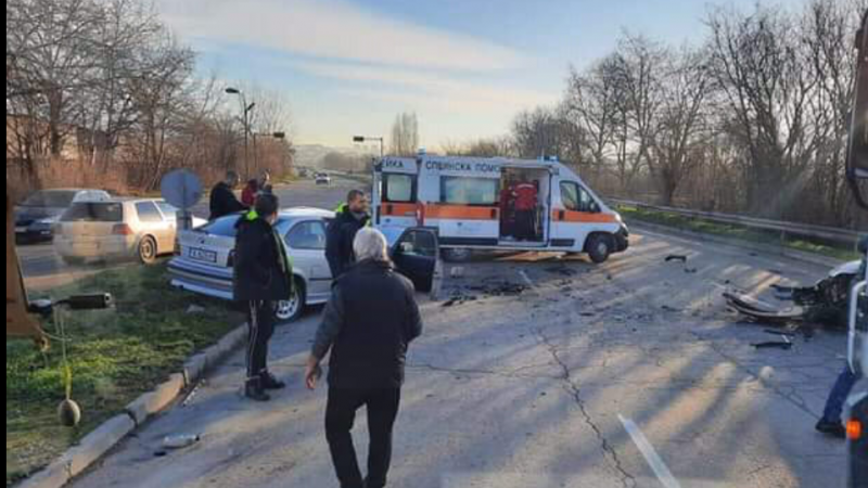 Крайезерния път все още е затворен след тежката катастрофа във Варна (СНИМКИ)