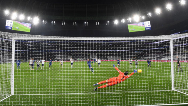 Челси нанесе трета поредна загуба на Тотнъм в Премиършип