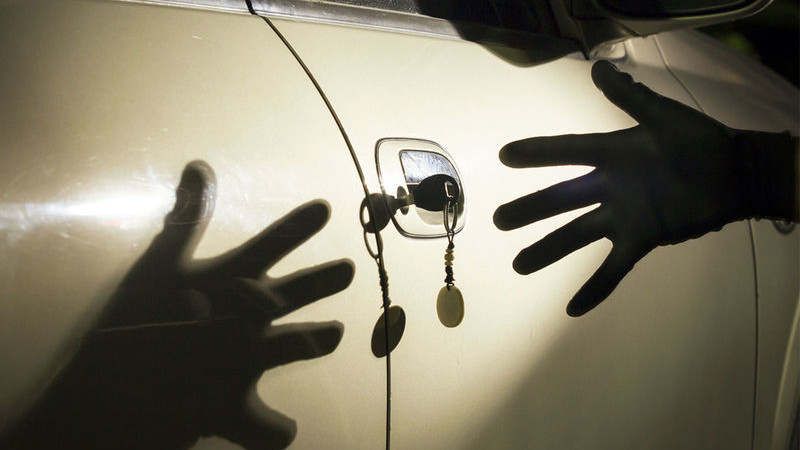 Полицията задържа двама мъже, отнели автомобил със заплаха