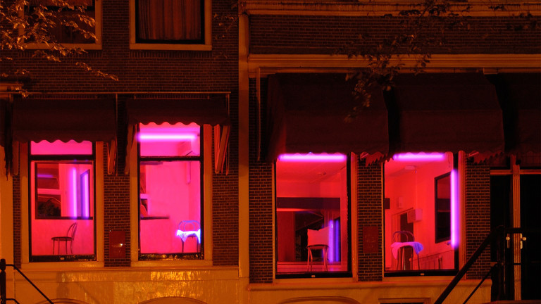 Местят квартала на червените фенери извън централната част на Амстердам