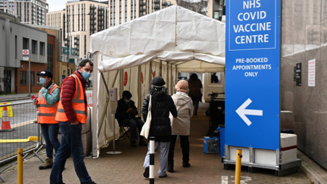 Безплатни COVID-ваксини за всички във Великобритания, дори и за недокументираните имигранти