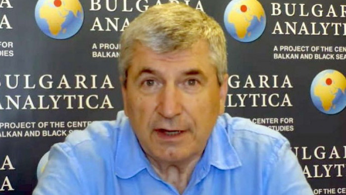 Илиян Василев нападна здравния министър заради Румен Радев