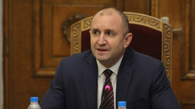Защо защитниците на Радев не се възмутиха от черните чували пред дома на внуците на Борисов?