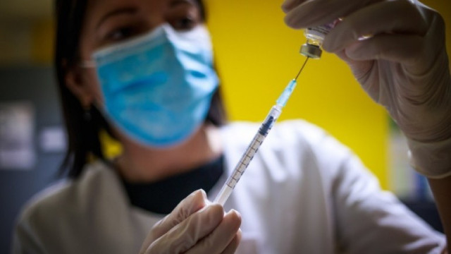 Всички получени до момента количества от ваксината на AstraZeneca ще бъдат приложени като първа доза