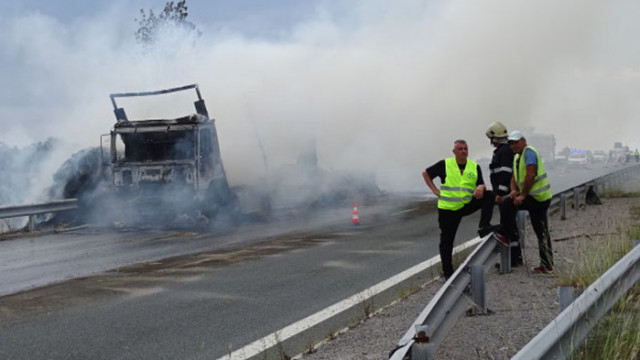 ТИР горя на магистрала "Хемус" край Варна