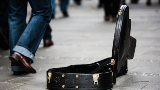 Младеж бе осъден за извършен грабеж над уличен музикант във Варна