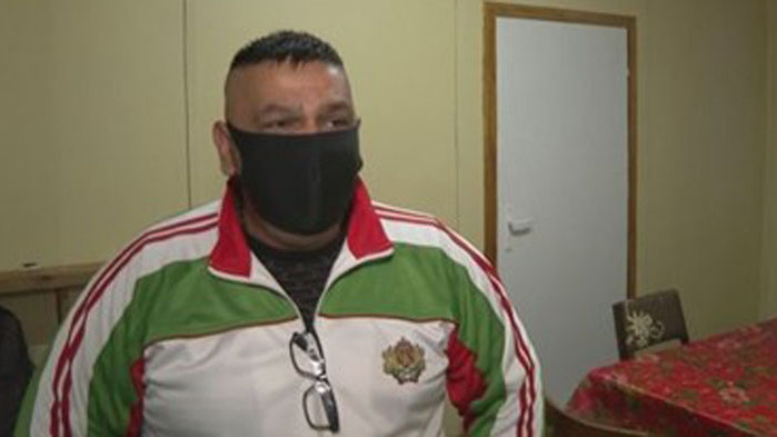 Петчленно семейство на шампиони спи в залата за щанги