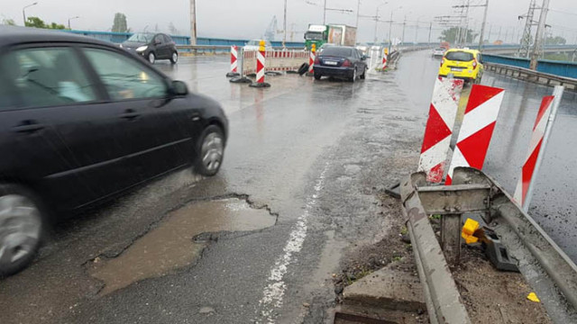 След пороя: зейна дупка при включване в лентата на Аспарухов мост, карайте с повишено внимание