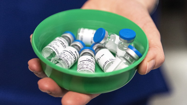 Случаите на COVID-19 във Великобритания намаляват