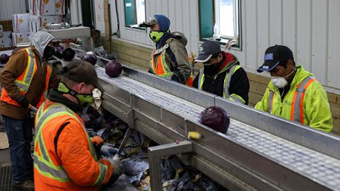 Работниците в индустрията да бъдат ваксинирани по ускорен ред, искат синдикати