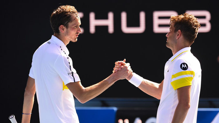 Медведев преодоля сръбски тест за 17-а поредна победа