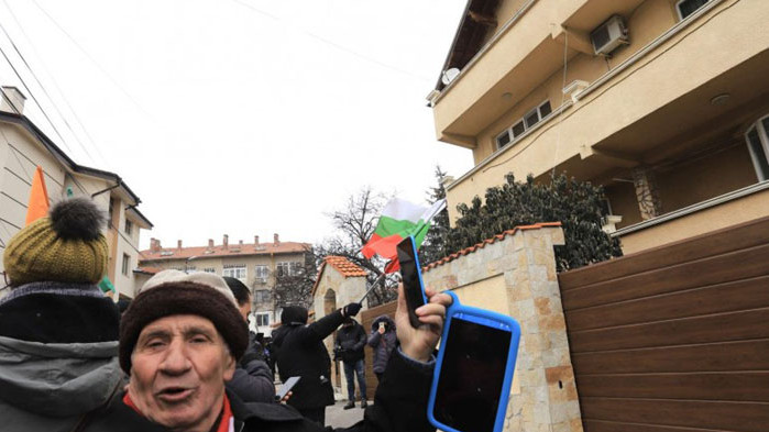 „Системата ни убива“ и приятели отново протестираха пред дома на Борисов