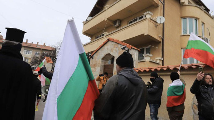 Борисов за протеста пред дома му: Внуците реват, „пазителите на демокрацията“ тормозят децата ми