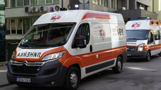 17-годишен натрошил стъклата на линейка, докато е била на адрес в Аспарухово