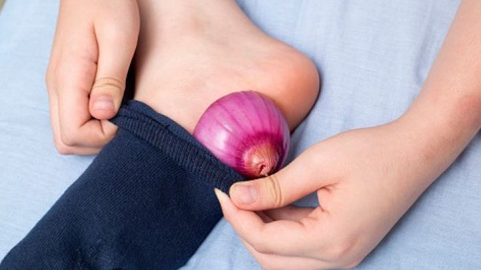 Лук в чорапите за през нощта помага при настинка и други заболявания