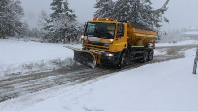 Мъж с контузия след сблъсък в снегорин