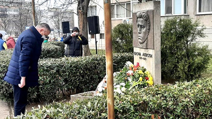 Военноморските сили отдадоха почит пред бюст-паметниците на Васил Левски във Варна и Бургас