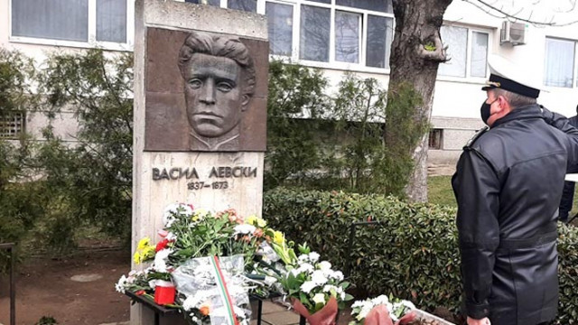 Военноморските сили отдадоха почит пред бюст-паметниците на Васил Левски във Варна и Бургас
