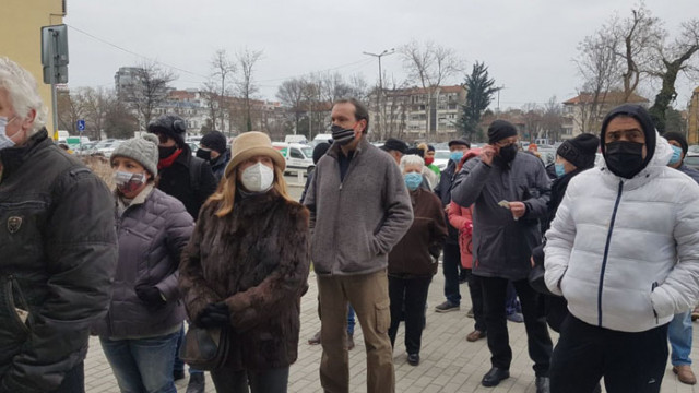 Опашка за ваксиниране в Бургас