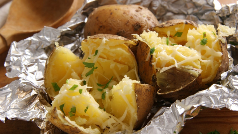 Как да изпечем перфектните цели картофи на фурна