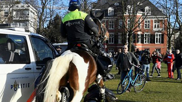 Полицията в Амстердам разпръсна протестиращи срещу мерките
