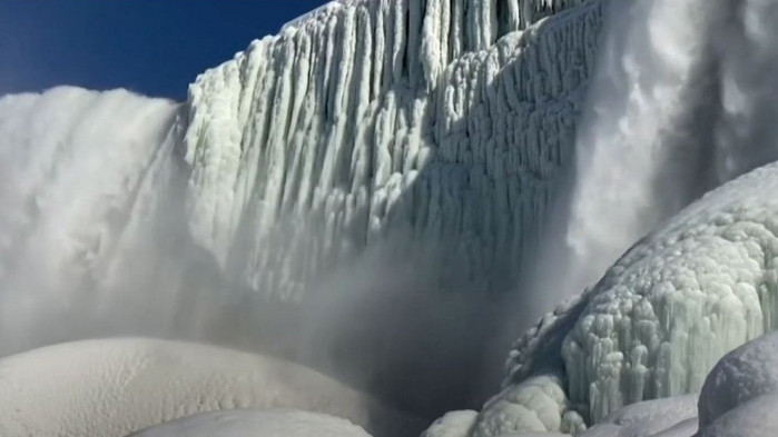 Туристи се любуват на замръзналия Ниагарски водопад (ВИДЕО)