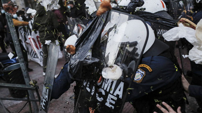 Десетки задържани при сблъсъци с полицията в Гърция