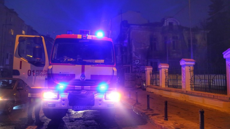 Пожар в жилищен блок в София, има пострадал