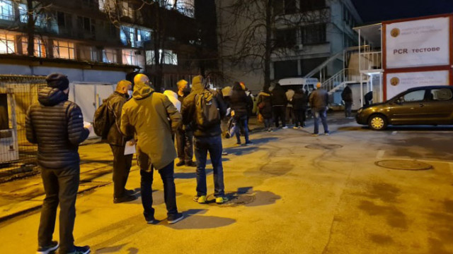Продължава интересът към нощната ваксинация, опашки пред УМБАЛ „Св. Иван Рилски“