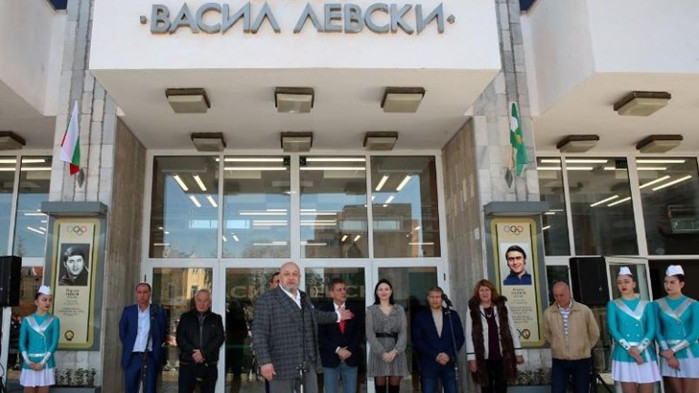 Министър Кралев и кметът на Пазарджик Тодор Попов откриха обновената зала „Васил Левски“